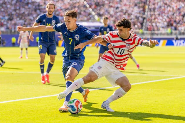 SANTA CLARA, CA - JULY 01: Christian Pulisic 10 of United States of America fights for the ball against Amar Dedic 7 of Bosnia and Herzegovina during the FIFA World Cup, WM, Weltmeisterschaft, Fussball round of 32 match between the United States (USA) and Bosnia and Herzegovina on July 1, 2026 at San Francisco Bay Area Stadium in Santa Clara, CA. (Photo by Bob Kupbens Icon Sportswire) SOCCER: JUL 01 FIFA World Cup 26 Round of 32 - USA v Bosnia and Herzegovina EDITORIAL USE ONLY Icon260701015