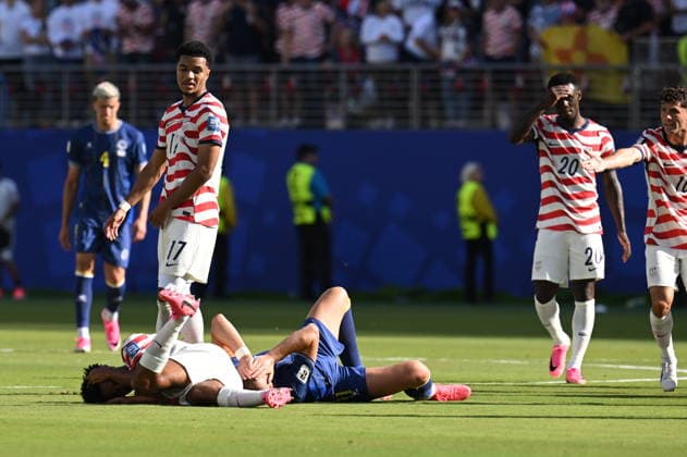 USA v Bosnia and Herzegovina - FIFA World Cup, WM, Weltmeisterschaft, Fussball 2026 - Round of 32 SANTA CLARA, CALIFORNIA - JULY 1: Edin Dzeko (11) of Bosnia and Herzegovina lies on the ground after injury during the 2026 FIFA World Cup Round of 32 match between USA vs Bosnia and Herzegovina at the San Francisco Stadium (Levi s Stadium) in Santa Clara, California, United States on July 1, 2026. Tayfun Coskun Anadolu California United States. Editorial use only. Please get in touch for any other usage.  Copyright: x2026xAnadoluxTayfunxCoskunx