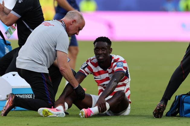 FIFA World Cup, WM, Weltmeisterschaft, Fussball 2026 - Round of 32 - USA vs Bosnia and Herzegovina Folarin Balogun of USA (C) receives medical attention during the FIFA World Cup 2026 Round of 32 match USA against Bosnia and Herzegovina, in San Francisco, Califronia, USA, 01 July 2026. SANTA CLARA United States  Copyright: xBENJAMINxFANJOYx