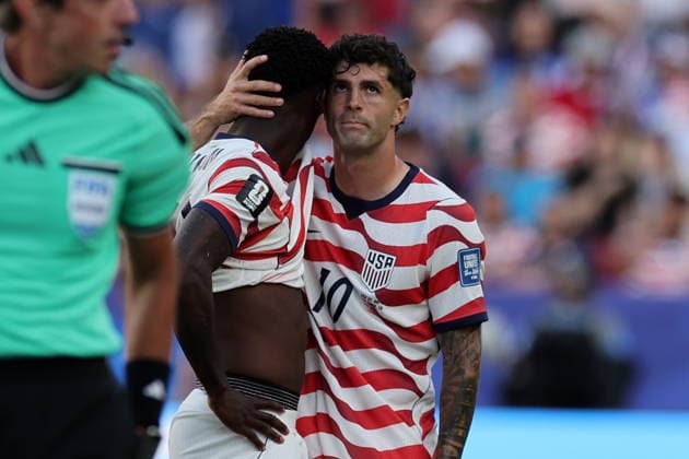 FIFA World Cup, WM, Weltmeisterschaft, Fussball 2026 - Round of 32 - USA vs Bosnia and Herzegovina Christian Pulisic of USA (R) comforts his teammate Folarin Balogun after receiving a red card during the FIFA World Cup 2026 Round of 32 match USA against Bosnia and Herzegovina, in San Francisco, Califronia, USA, 01 July 2026. SANTA CLARA United States  Copyright: xBENJAMINxFANJOYx