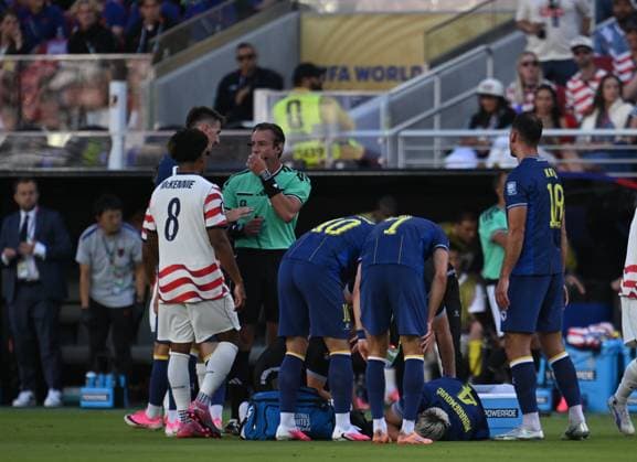 USA v Bosnia and Herzegovina - FIFA World Cup, WM, Weltmeisterschaft, Fussball 2026 - Round of 32 SANTA CLARA, CALIFORNIA - JULY 1: Referee Raphael Claus talks to players during the 2026 FIFA World Cup Round of 32 match between USA vs Bosnia and Herzegovina at the San Francisco Stadium (Levi s Stadium) in Santa Clara, California, United States on July 1, 2026. Tayfun Coskun Anadolu California United States. Editorial use only. Please get in touch for any other usage.  Copyright: x2026xAnadoluxTayfunxCoskunx