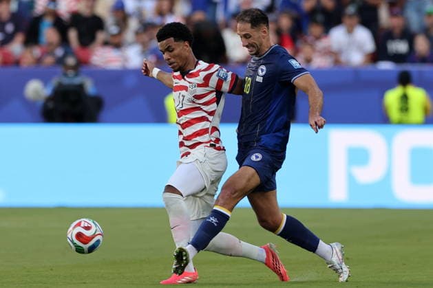 FIFA World Cup, WM, Weltmeisterschaft, Fussball 2026 - Round of 32 - USA vs Bosnia and Herzegovina Malik Tillman of USA (L) in action against Nikola Katic of Bosnia and Herzegovina (R) during the FIFA World Cup 2026 Round of 32 match USA against Bosnia and Herzegovina, in San Francisco, Califronia, USA, 01 July 2026. SANTA CLARA United States  Copyright: xBENJAMINxFANJOYx