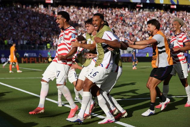 FIFA World Cup, WM, Weltmeisterschaft, Fussball 2026 - Round of 32 - USA vs Bosnia and Herzegovina Malik Tillman of USA celebrates with his teammates after scoring the 2-0 goal during the FIFA World Cup 2026 Round of 32 match USA against Bosnia and Herzegovina, in San Francisco, Califronia, USA, 01 July 2026. SANTA CLARA United States  Copyright: xBENJAMINxFANJOYx