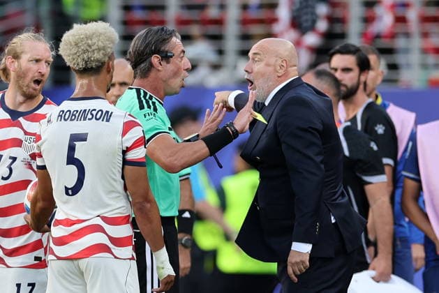 FIFA World Cup, WM, Weltmeisterschaft, Fussball 2026 - Round of 32 - USA vs Bosnia and Herzegovina Referee Raphael Claus (L) show a yellow card to Bosnia and Herzegovina s head coach Sergej Barbarez during the FIFA World Cup 2026 Round of 32 match USA against Bosnia and Herzegovina, in San Francisco, Califronia, USA, 01 July 2026. SANTA CLARA United States  Copyright: xBENJAMINxFANJOYx
