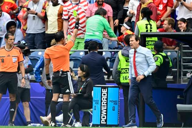 Belgium vs Senegal - 2026 FIFA World Cup, WM, Weltmeisterschaft, Fussball SEATTLE, USA - JULY 01 : Garcia Rudi head coach of Belgium receives a yellow card from the referee during the FIFA World Cup 2026 Round of 32 match between Belgium and Senegal at the Lumen Field stadium on July 01, 2026 in Seattle, USA, 15 06 2026 Seattle United States of America  Copyright: xJanxDexMeuleneirx