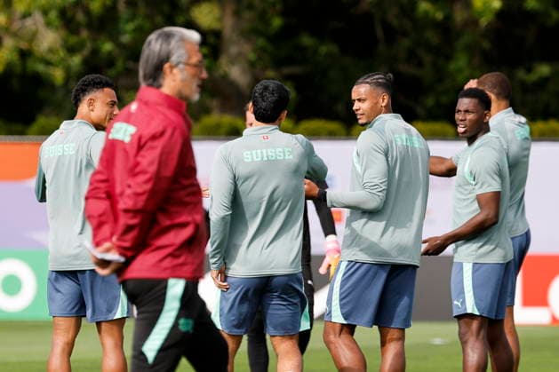FIFA World Cup, WM, Weltmeisterschaft, Fussball 2026 - Switzerland training session Switzerland s head coach Murat Yakin (front) and his players (L-R) Dan Ndoye, Eray Comert, Manuel Akanji, Breel Embolo and Nico Elvedi during a training session one day ahead of the FIFA World Cup round of 32 match between Switzerland and Algeria at the National Soccer Development Centre in Vancouver, Canada, 01 July 2026. VANCOUVER Canada  Copyright: xPETERxKLAUNZERx