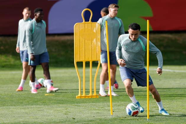 FIFA World Cup, WM, Weltmeisterschaft, Fussball 2026 - Switzerland training session Switzerland s Ruben Vargas warms up during a training session one day ahead of the FIFA World Cup round of 32 match between Switzerland and Algeria at the National Soccer Development Centre in Vancouver, Canada, 01 July 2026. VANCOUVER Canada  Copyright: xPETERxKLAUNZERx