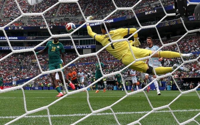 (260702) -- SEATTLE, July 2, 2026 -- Belgium s goalkeeper Thibaut Courtois makes a save during the round of 32 match between Belgium and Senegal at the 2026 FIFA World Cup, WM, Weltmeisterschaft, Fussball at Seattle Stadium in Seattle, the United States, July 1, 2026. ) (SP)U.S.-SEATTLE-FOOTBALL-FIFA WORLD CUP-ROUND OF 32-BEL VS SEN BaixXuefei 