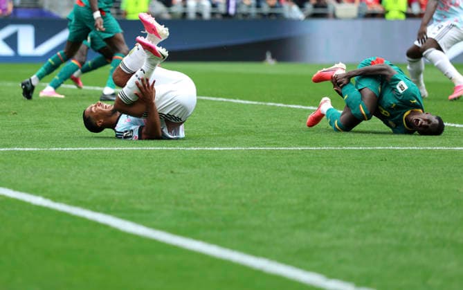 (260702) -- SEATTLE, July 2, 2026 -- Lamine Camara (R) of Senegal and Youri Tielemans of Belgium react after Camara s challenging lead to a penalty kick for Belgium during the round of 32 match between Belgium and Senegal at the 2026 FIFA World Cup, WM, Weltmeisterschaft, Fussball at Seattle Stadium in Seattle, the United States, July 1, 2026. ) (SP)U.S.-SEATTLE-FOOTBALL-FIFA WORLD CUP-ROUND OF 32-BEL VS SEN BaixXuefei 