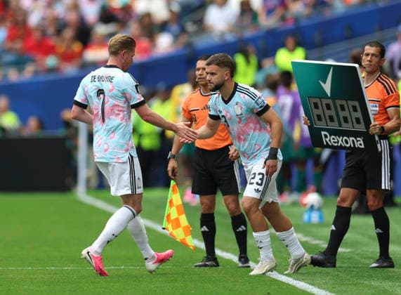 (260702) -- SEATTLE, July 2, 2026 -- Nicolas Raskin (2nd R) of Belgium comes on as a substitute to replace his teammate Kevin De Bruyne (1st L) during the round of 32 match between Belgium and Senegal at the 2026 FIFA World Cup, WM, Weltmeisterschaft, Fussball at Seattle Stadium in Seattle, the United States, July 1, 2026. ) (SP)U.S.-SEATTLE-FOOTBALL-FIFA WORLD CUP-ROUND OF 32-BEL VS SEN BaixXuefei 