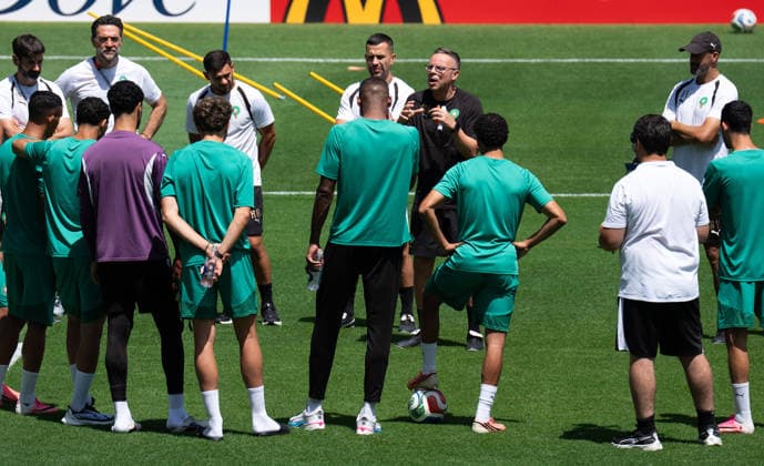 (260702) -- HOUSTON, July 2, 2026 -- Morocco s head coach Mohamed Ouahbi (5th R) instructs players during a training session ahead of the round of 16 match between Canada and Morocco at the 2026 FIFA World Cup, WM, Weltmeisterschaft, Fussball in Houston, the United States, July 1, 2026. ) (SP)U.S.-HOUSTON-FOOTBALL-FIFA WORLD CUP-TRAINING-MOROCCO XiaoxYijiu 