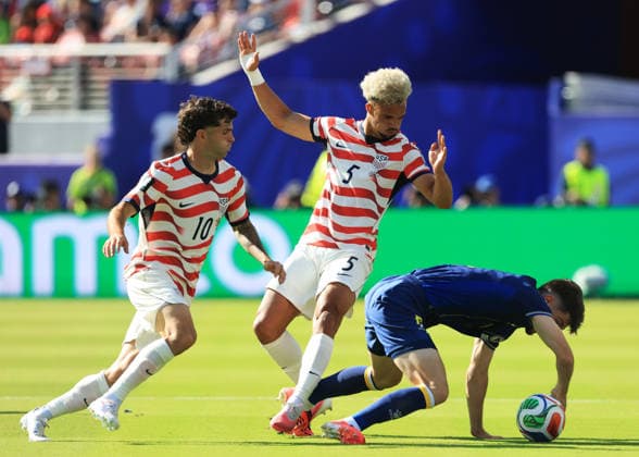 SANTA CLARA, CALIFORNIA - JULY 1: Christian Pulisic (left) and Antonee Robinson of United States battles for the ball with Armin GigoviÄ‡ of Bosnia and Herzegovina during the FIFA World Cup, WM, Weltmeisterschaft, Fussball 2026 Round Of 32 match between USA and Bosnia and Herzegovina at San Francisco Bay Area Stadium on July 1, 2026 in Santa Clara, United States.  Copyright: xMBxMediax