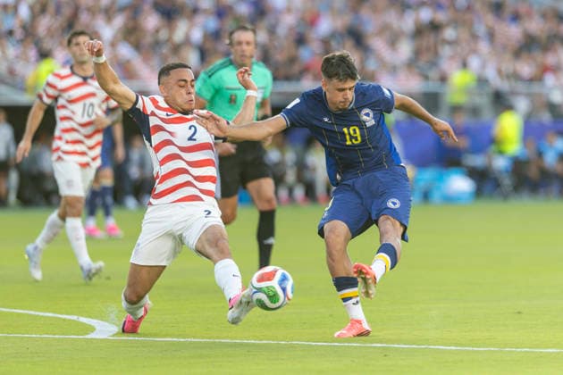 SANTA CLARA, CA - JULY 01: Kerim Alajbegovic 19 of Bosnia and Herzegovina has his shot blocked by Sergino Dest 2 of United States of America during the FIFA World Cup, WM, Weltmeisterschaft, Fussball round of 32 match between the United States (USA) and Bosnia and Herzegovina on July 1, 2026 at San Francisco Bay Area Stadium in Santa Clara, CA. (Photo by Bob Kupbens Icon Sportswire) SOCCER: JUL 01 FIFA World Cup 26 Round of 32 - USA v Bosnia and Herzegovina EDITORIAL USE ONLY Icon260701053