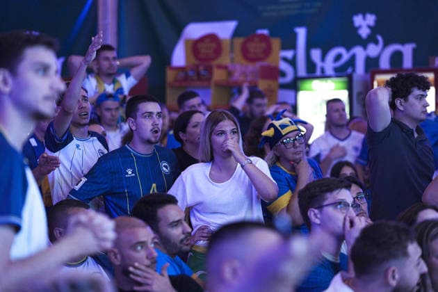 Fans in Sarajevo support their national team, Nationalteam at the World Cup SARAJEVO, BOSNIA AND HERZEGOVINA - JULY 02: Fans wearing jerseys watch the 2026 FIFA World Cup, WM, Weltmeisterschaft, Fussball Round of 32 match between USA vs Bosnia and Herzegovina gathering in fan zones, restaurants and outdoors despite the match starting at two in the morning in Sarajevo, Bosnia and Herzegovina, on July 02, 2026. The Bosnia and Herzegovina national team s performance ended in a 0-2 defeat to the tournament hosts, the United States. Samir Jordamovic Anadolu Sarajevo Bosnia and Herzegovina. Editorial use only. Please get in touch for any other usage.  Copyright: x2026xAnadoluxSamirxJordamovicx
