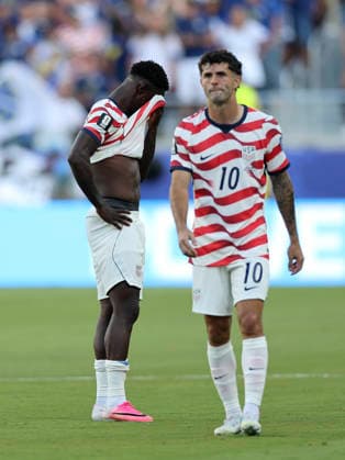 (260702) -- SAN FRANCISCO, July 2, 2026 -- Folarin Balogun (L) of the United States look dejected after receiving a red card during the round of 32 match between the United States and Bosnia and Herzegovina at the 2026 FIFA World Cup, WM, Weltmeisterschaft, Fussball at San Francisco Bay Area Stadium in San Francisco, the United States, July 1, 2026. ) (SP)U.S.-SAN FRANCISCO-FOOTBALL-FIFA WORLD CUP-ROUND OF 32-USA VS BIH CaoxCan 
