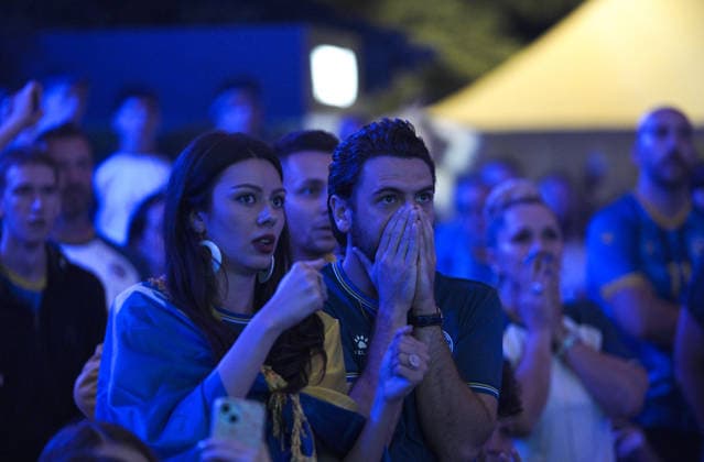 Fans in Sarajevo support their national team, Nationalteam at the World Cup SARAJEVO, BOSNIA AND HERZEGOVINA - JULY 02: Fans wearing jerseys watch the 2026 FIFA World Cup, WM, Weltmeisterschaft, Fussball Round of 32 match between USA vs Bosnia and Herzegovina gathering in fan zones, restaurants and outdoors despite the match starting at two in the morning in Sarajevo, Bosnia and Herzegovina, on July 02, 2026. The Bosnia and Herzegovina national team s performance ended in a 0-2 defeat to the tournament hosts, the United States. Samir Jordamovic Anadolu Sarajevo Bosnia and Herzegovina. Editorial use only. Please get in touch for any other usage.  Copyright: x2026xAnadoluxSamirxJordamovicx