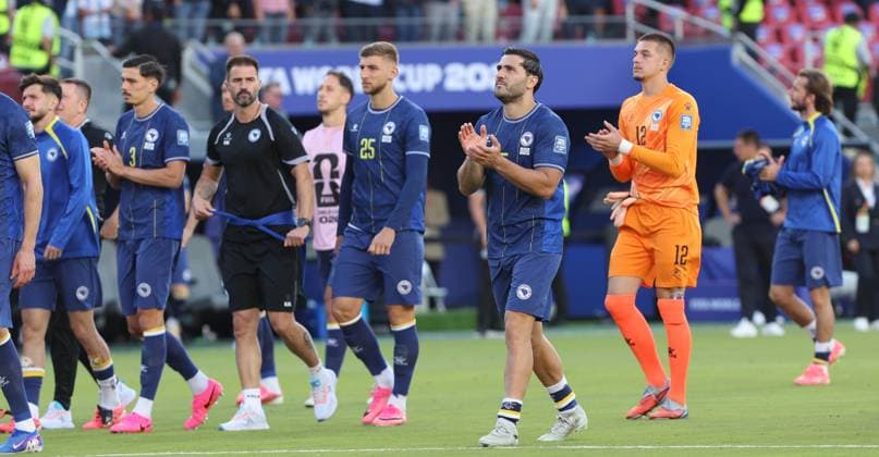 . - United States Of America v Bosnia and Herzegovina, FIFA World Cup, WM, Weltmeisterschaft, Fussball 2026, Round Of 32, Levi Stadium, San Francisco Stadium, Santa Clara, California, USA, 1st July 2026. DC Photos Crystal Pix Bosnia and Herzegovina players looks disappointed & dejected after being eliminated from the FIFA World Cup. - United States Of America v Bosnia and Herzegovina, FiFA World Cup 2026, Round Of 32, Levi Stadium, San Francisco Stadium, Santa Clara, California, USA, 1st July 2026. DC Photos Crystal Pix Santa Clara San Francisco Stadium United States Of America Copyright: xDCxPhotosx CP_United_States_Bosnia_010726_DC_44