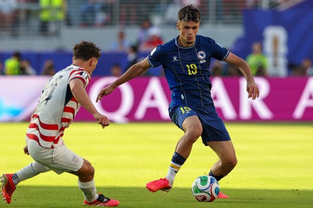 July 1, 2026, Santa Clara, California, USA: Kerim Alajbegovic (19) of Bosnia and Herzegovina controls a ball during the FIFA World Cup, WM, Weltmeisterschaft, Fussball 2026 Round of 32 match between USA and Bosnia and Herzegovina Santa Clara USA - ZUMAa257 20260701_zsp_a257_081 Copyright: xChrisxArjoonx
