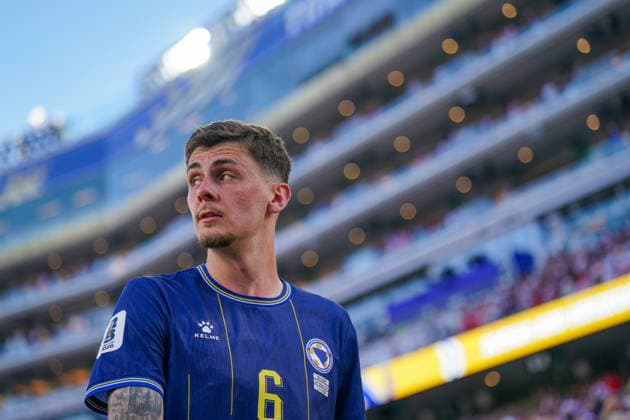 USA: Fußball FIFA World Cup, WM, Weltmeisterschaft, Fussball 2026, Sechzehntelfinale - USA vs Bosnien - Herzegowina im Levi™s Stadium (Santa Clara, San Francisco Bay Area, Kalifornien): Benjamin TahiroviÄ‡ Benjamin Tahirovic (Bosnien und Herzegowina 6) Enttäuschung, Trauer, Niederlage, Ausgeschieden, Mimik *** USA Soccer FIFA World Cup 2026, Round of 32: USA vs. Bosnia and Herzegovina at Levi’s Stadium in Santa Clara, San Francisco Bay Area, California; Benjamin Tahirovic; Bosnia and Herzegovina 6; Disappointment, Sadness, Defeat, Eliminated, Facial Expressions Copyright: xJOERANxSTEINSIEKx