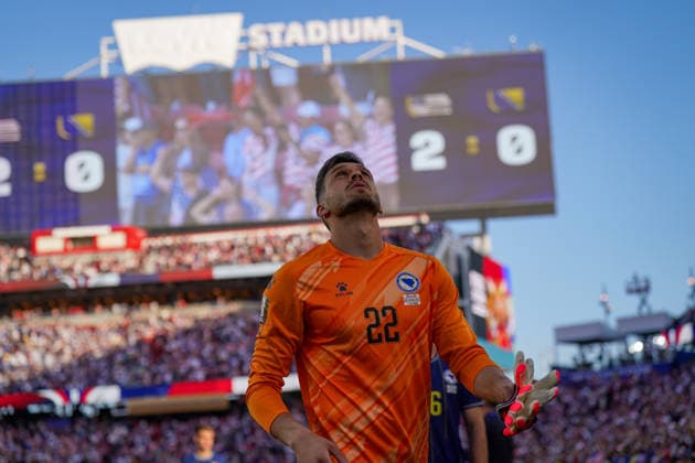 USA: Fußball FIFA World Cup, WM, Weltmeisterschaft, Fussball 2026, Sechzehntelfinale - USA vs Bosnien - Herzegowina im Levi™s Stadium (Santa Clara, San Francisco Bay Area, Kalifornien): Martin ZlomisliÄ‡ Martin Zlomislic (Bosnien und Herzegowina 22) Enttäuschung, Trauer, Niederlage, Ausgeschieden, Mimik *** USA Soccer FIFA World Cup 2026, Round of 32: USA vs. Bosnia and Herzegovina at Levi’s Stadium in Santa Clara, San Francisco Bay Area, California; Martin Zlomislic; Bosnia and Herzegovina 22; disappointment, sadness, defeat, eliminated, facial expressions Copyright: xJOERANxSTEINSIEKx