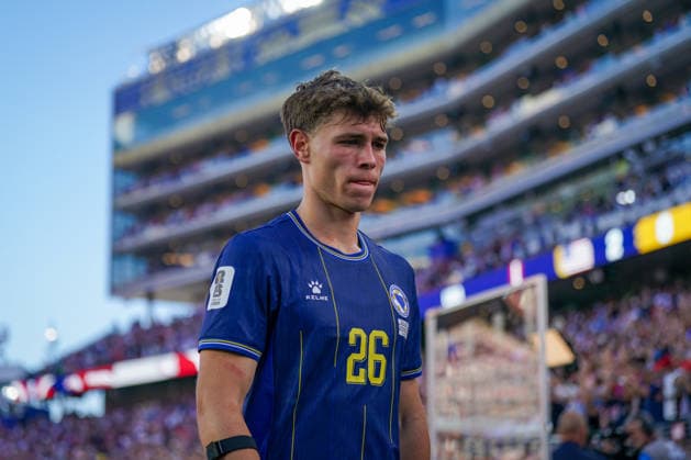 USA: Fußball FIFA World Cup, WM, Weltmeisterschaft, Fussball 2026, Sechzehntelfinale - USA vs Bosnien - Herzegowina im Levi™s Stadium (Santa Clara, San Francisco Bay Area, Kalifornien): Ermin MahmiÄ‡ Ermin Mahmic (Bosnien und Herzegowina 26) Enttäuschung, Trauer, Niederlage, Ausgeschieden, Mimik *** USA Soccer 2026 FIFA World Cup, Round of 32: USA vs. Bosnia and Herzegovina at Levi’s Stadium in Santa Clara, San Francisco Bay Area, California Ermin Mahmic Ermin Mahmic, Bosnia and Herzegovina 26: Disappointment, Sadness, Defeat, Eliminated, Facial Expressions Copyright: xJOERANxSTEINSIEKx