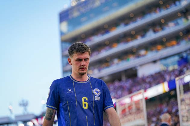 USA: Fußball FIFA World Cup, WM, Weltmeisterschaft, Fussball 2026, Sechzehntelfinale - USA vs Bosnien - Herzegowina im Levi™s Stadium (Santa Clara, San Francisco Bay Area, Kalifornien): Benjamin TahiroviÄ‡ Benjamin Tahirovic (Bosnien und Herzegowina 6) Enttäuschung, Trauer, Niederlage, Ausgeschieden, Mimik *** USA Soccer FIFA World Cup 2026, Round of 32: USA vs. Bosnia and Herzegovina at Levi’s Stadium in Santa Clara, San Francisco Bay Area, California; Benjamin Tahirovic; Bosnia and Herzegovina 6; Disappointment, Sadness, Defeat, Eliminated, Facial Expressions Copyright: xJOERANxSTEINSIEKx