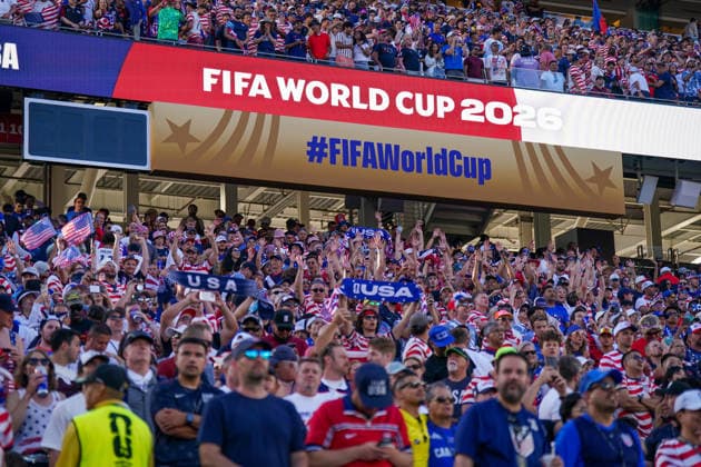 USA: Fußball FIFA World Cup, WM, Weltmeisterschaft, Fussball 2026, Sechzehntelfinale - USA vs Bosnien - Herzegowina im Levi™s Stadium (Santa Clara, San Francisco Bay Area, Kalifornien): Totale der voll besetzten Tribüne im Levi™s Stadium während der FIFA Fußball-Weltmeisterschaft 2026. Zahlreiche US-Fans in rot-weiß gestreiften Trikots und mit USA-Schals sorgen für Stimmung. Sichtbar sind die Stadionanzeige mit FIFA WORLD CUP 2026 und FIFAWorldCup. Zuschauer, Fans, Fankultur, Tribüne, Fahnen, Stimmung, Sportstätte, Innenansicht, Anzeigetafel, Spieltag, Großereignis, USA. *** 2026 FIFA World Cup: USA vs. Bosnia and Herzegovina in the Round of 16 at Levi’s Stadium in Santa Clara, San Francisco Bay Area, California. Wide shot of the packed stands at Levi’s Stadium during the 2026 FIFA World Cup. Numerous U.S. fans in red-and-white-striped jerseys and wearing U.S. scarves create a lively atmosphere. Visible are the stadium scoreboard displaying FIFA WORLD CUP 2026 and FIFAWorldCup. Spectators, fans, fan culture, stands, flags, atmosphere, sports venue, interior view, scoreboard, game day, major event, USA Copyright: xJOERANxSTEINSIEKx