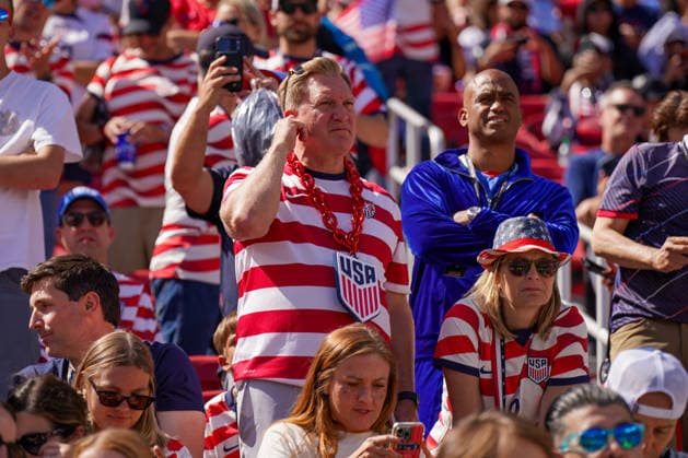 USA: Fußball FIFA World Cup, WM, Weltmeisterschaft, Fussball 2026, Sechzehntelfinale - USA vs Bosnien - Herzegowina im Levi™s Stadium (Santa Clara, San Francisco Bay Area, Kalifornien): US-Fans auf der Tribüne des Levi™s Stadium während des Play-off-Spiels gegen Bosnien und Herzegowina bei der FIFA Fußball-Weltmeisterschaft 2026. Anhänger in rot-weiß gestreiften USA-Trikots verfolgen konzentriert das Spiel. Zuschauer, Fans, Fankultur, Porträt, Tribüne, Fanbekleidung, Smartphones, USA-Wappen, Sportstätte, Innenansicht, Stimmung, Großereignis, Fußball. *** USA Soccer FIFA World Cup 2026, Round of 32: USA vs. Bosnia and Herzegovina at Levi’s Stadium in Santa Clara, San Francisco Bay Area, California. U.S. fans in the stands at Levi’s Stadium during the playoff match against Bosnia and Herzegovina at the 2026 FIFA World Cup. Supporters in red-and-white-striped U.S. jerseys watch the game intently. Spectators, fans, fan culture, portrait, stands, fan apparel, smartphones, U.S. coat of arms, sports venue, interior view, atmosphere, major event, soccer Copyright: xJOERANxSTEINSIEKx