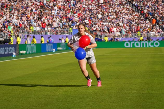 USA: Fußball FIFA World Cup, WM, Weltmeisterschaft, Fussball 2026, Sechzehntelfinale - USA vs Bosnien - Herzegowina im Levi™s Stadium (Santa Clara, San Francisco Bay Area, Kalifornien): Ballkind sammelt vor dem Anpfiff rot-weiß-blaue Luftballons vom Spielfeld im Levi™s Stadium während der FIFA Fußball-Weltmeisterschaft 2026. Im Hintergrund voll besetzte Tribünen mit Zuschauern und Werbebanden von Aramco. Spielvorbereitung, Ballkind, Luftballons, Spielfeld, Sportstätte, Totale, Innenansicht, Fans, Zuschauer, Tribüne, Werbung, Aramco, Großereignis. *** 2026 FIFA World Cup USA, Round of 32: USA vs. Bosnia and Herzegovina at Levi’s Stadium in Santa Clara, San Francisco Bay Area, California. A ball boy collects red, white, and blue balloons from the field at Levi’s Stadium before kickoff during the 2026 FIFA World Cup. In the background, packed stands with spectators and Aramco advertising banners. Pre-game preparations, ball girl, balloons, field, sports venue, wide shot, interior view, fans, spectators, stands, advertising, Aramco, major event Copyright: xJOERANxSTEINSIEKx