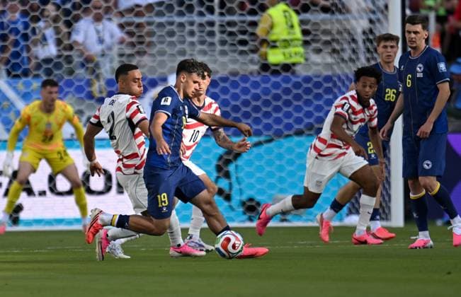 USA vs Bosnia and Herzegovina - FIFA World Cup, WM, Weltmeisterschaft, Fussball 2026 - Round 32 SANTA CLARA, CALIFORNIA - JULY 1: Christian Pulisic (10) of USA in action against Tomas Chory (19) of team Bosnia Herzegovina during the 2026 FIFA World Cup Round 32 match between USA vs Bosnia and Herzegovina at the San Francisco Bay Area Stadium (Levi s Stadium) in Santa Clara, California, United States on July 1, 2026. Tayfun Coskun Anadolu California United States. Editorial use only. Please get in touch for any other usage.  Copyright: x2026xAnadoluxTayfunxCoskunx