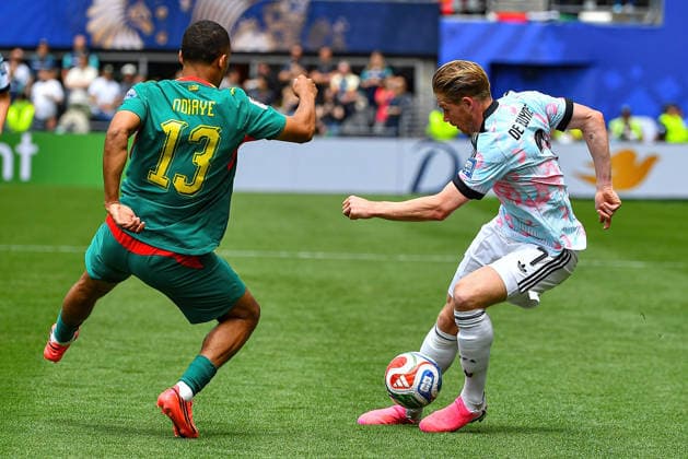 July 01, 2026: Belgium midfielder Kevin de Bruyne (7) maneuvers the ball around Senegal midfielder Iliman Ndiaye (13) during the FIFA World Cup, WM, Weltmeisterschaft, Fussball knockout round of 32 match between Belgium and Senegal in Seattle, WA.Belgium defeated Senegal 3-2 on a penalty kick near the end of the second overtime period. CSM Seattle United States - ZUMAc04_ 20260701_zma_c04_068 Copyright: xStevexFaberx