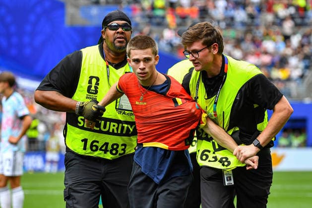 July 01, 2026: Match security officers detain a man who jumped onto the pitch during the FIFA World Cup, WM, Weltmeisterschaft, Fussball knockout round of 32 match between Belgium and Senegal in Seattle, WA.Belgium defeated Senegal 3-2 on a penalty kick near the end of the second overtime period. CSM FIFA World Cup 2026: JUL 01 Belgium Vs Senegal  - ZUMAc04_ 20260701_zma_c04_069 Copyright: xStevexFaberx