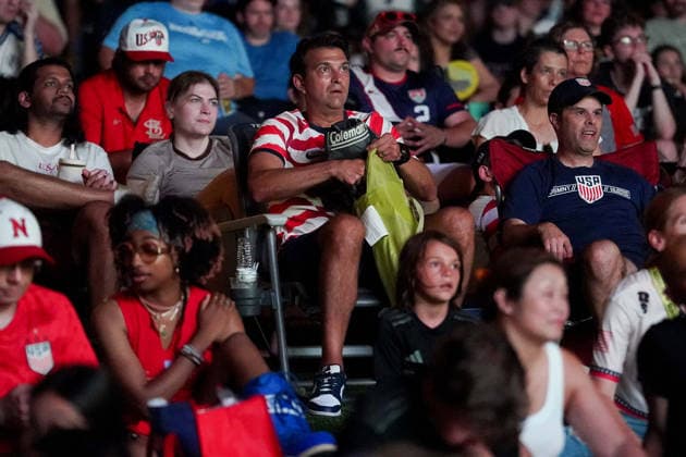July 1, 2026, Nashville, Tennessee, USA: Fans watch the final seconds of the the FIFA World Cup, WM, Weltmeisterschaft, Fussball Round of 32 match between the USA and Bosnia during a watch party at Geodis Park. FIFA World Cup Reaction: USA VS. Bosnia  - ZUMAh237 20260701_zsp_h237_013 Copyright: xCamdenxHallx
