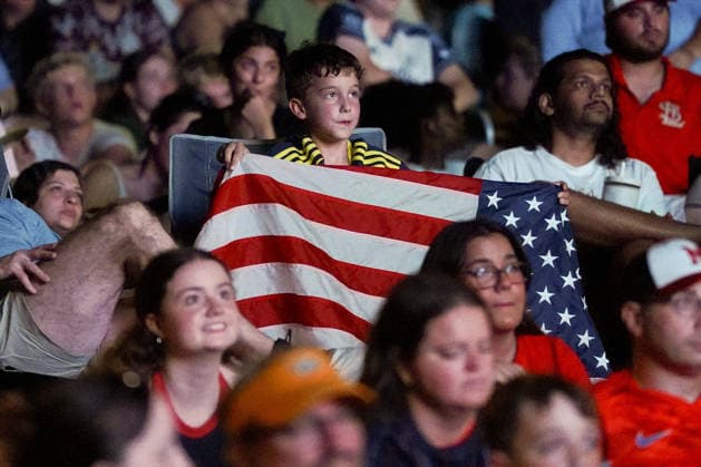 July 1, 2026, Nashville, Tennessee, USA: Fans watch the final seconds of the the FIFA World Cup, WM, Weltmeisterschaft, Fussball Round of 32 match between the USA and Bosnia during a watch party at Geodis Park. FIFA World Cup Reaction: USA VS. Bosnia  - ZUMAh237 20260701_zsp_h237_011 Copyright: xCamdenxHallx