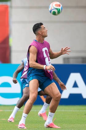 Cristiano Ronaldo of Portugal heads a ball during a training session as preparation for the match against Croatia in the round of 32 of the 2026 FIFA World Cup, WM, Weltmeisterschaft, Fussball in Toronto, Canada, 01 July 2026 . Portugal national team, Nationalteam training ACHTUNG: NUR REDAKTIONELLE NUTZUNG  Copyright: xBienvenidoxVelascox GR4020 20260701-55020770723_1 Portugal national team training !ACHTUNG: NUR REDAKTIONELLE NUTZUNG!  Copyright: xIMAGO BienvenidoxVelascox imago images 0860530298 0860530298st