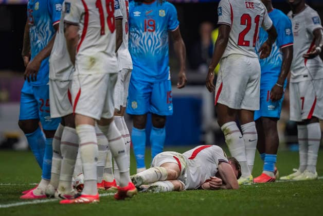 July 1, 2026, Atlanta, Georgia, USA: England midfielder Elliot Anderson (8) lays on the ground during a penalty kick against DR Congo during their World Cup: Round of 32 match at Atlanta Stadium in Atlanta, Georgia. England wins the game, 2:1 in regulation play. Atlanta USA - ZUMAa161 20260701_aaa_a161_642 Copyright: xWalterxArcex xGMGx