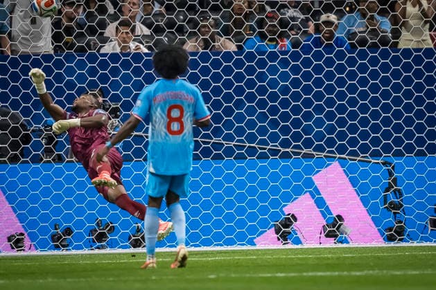 July 1, 2026, Atlanta, Georgia, USA: DR Congo goalkeeper Lionel Mpasi (1) blocks a goal against England during their World Cup: Round of 32 match at Atlanta Stadium in Atlanta, Georgia. England wins the game, 2:1 in regulation play. World Cup: Round Of 32: England Vs DR Congo: Lionel Mpasi  - ZUMAa161 20260701_aaa_a161_428 Copyright: xWalterxArcex xGMGx