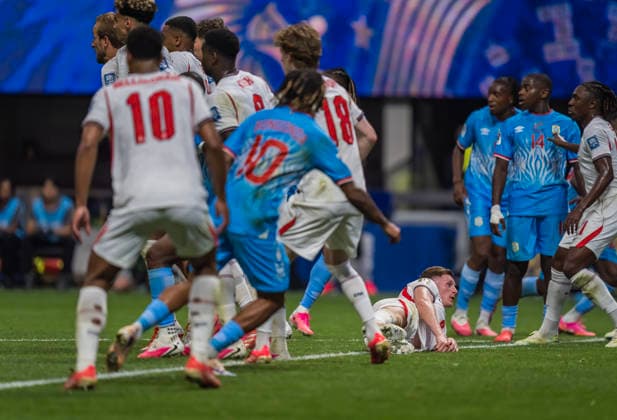 July 1, 2026, Atlanta, Georgia, USA: England midfielder Elliot Anderson (8) lays on the ground during a penalty kick against DR Congo during their World Cup: Round of 32 match at Atlanta Stadium in Atlanta, Georgia. England wins the game, 2:1 in regulation play. Atlanta USA - ZUMAa161 20260701_aaa_a161_641 Copyright: xWalterxArcex xGMGx