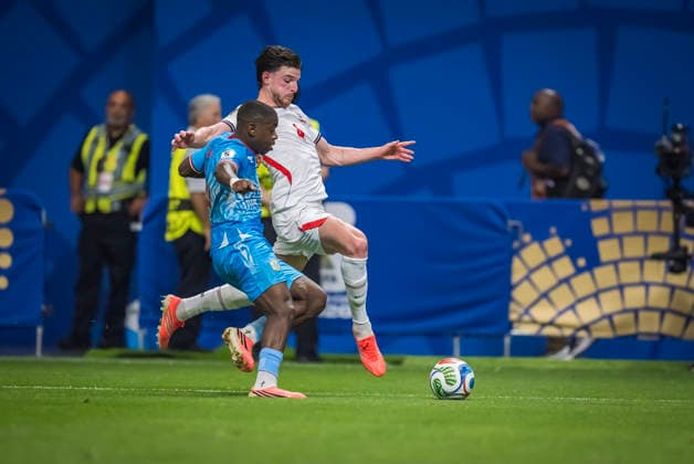July 1, 2026, Atlanta, Georgia, USA: England midfielder Declan Rice (4) fights for the ball against DR Congo during their World Cup: Round of 32 match at Atlanta Stadium in Atlanta, Georgia. England wins the game, 2:1 in regulation play. Atlanta USA - ZUMAa161 20260701_aaa_a161_639 Copyright: xWalterxArcex xGMGx