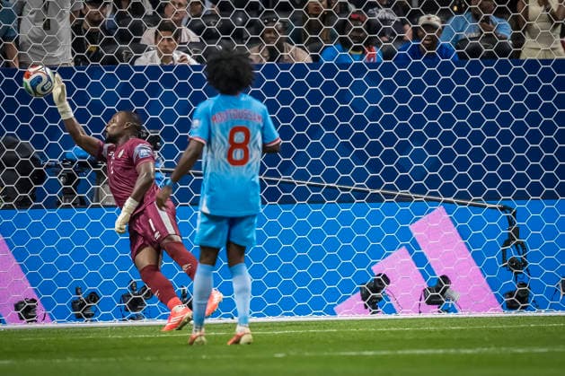 July 1, 2026, Atlanta, Georgia, USA: DR Congo goalkeeper Lionel Mpasi (1) blocks a goal against England during their World Cup: Round of 32 match at Atlanta Stadium in Atlanta, Georgia. England wins the game, 2:1 in regulation play. World Cup: Round Of 32: England Vs DR Congo: Lionel Mpasi  - ZUMAa161 20260701_aaa_a161_469 Copyright: xWalterxArcex xGMGx