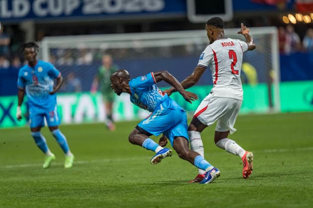 July 1, 2026, Atlanta, Georgia, USA: DR Congo forward Theo Bongonda (10) fight for the ball against England during their World Cup: Round of 32 match at Atlanta Stadium in Atlanta, Georgia. England wins the game, 2:1 in regulation play. World Cup: Round Of 32: England Vs DR Congo: Theo Bongonda  - ZUMAa161 20260701_aaa_a161_519 Copyright: xWalterxArcex xGMGx