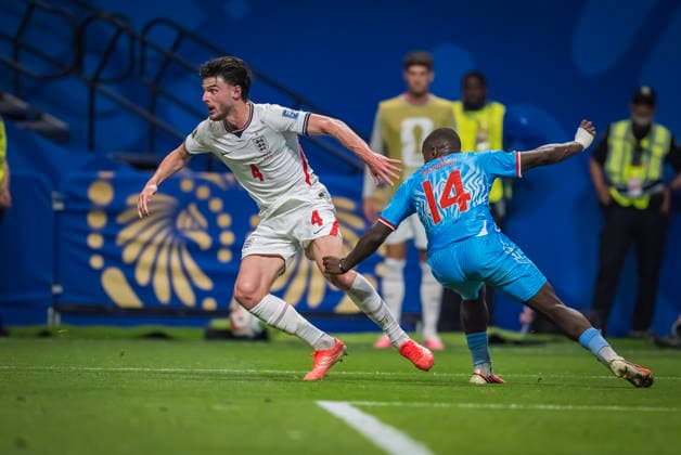 July 1, 2026, Atlanta, Georgia, USA: England midfielder Declan Rice (4) fights for the ball against DR Congo during their World Cup: Round of 32 match at Atlanta Stadium in Atlanta, Georgia. England wins the game, 2:1 in regulation play. Atlanta USA - ZUMAa161 20260701_aaa_a161_635 Copyright: xWalterxArcex xGMGx