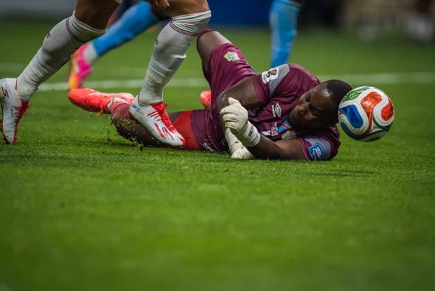 July 1, 2026, Atlanta, Georgia, USA: DR Congo goalkeeper Lionel Mpasi (1) fights for the ball against England during their World Cup: Round of 32 match at Atlanta Stadium in Atlanta, Georgia. England wins the game, 2:1 in regulation play. Atlanta USA - ZUMAa161 20260701_aaa_a161_629 Copyright: xWalterxArcex xGMGx