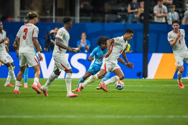 July 1, 2026, Atlanta, Georgia, USA: England midfielder Jude Bellingham (10) fights for the ball against DR Congo during their World Cup: Round of 32 match at Atlanta Stadium in Atlanta, Georgia. England wins the game, 2:1 in regulation play. Atlanta USA - ZUMAa161 20260701_aaa_a161_631 Copyright: xWalterxArcex xGMGx