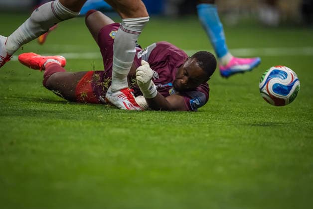 July 1, 2026, Atlanta, Georgia, USA: DR Congo goalkeeper Lionel Mpasi (1) fights for the ball against England during their World Cup: Round of 32 match at Atlanta Stadium in Atlanta, Georgia. England wins the game, 2:1 in regulation play. Atlanta USA - ZUMAa161 20260701_aaa_a161_622 Copyright: xWalterxArcex xGMGx
