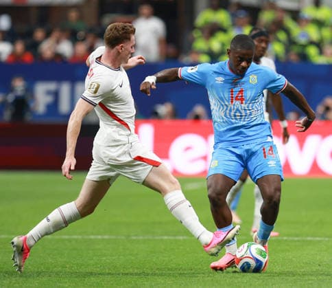 Football - FIFA World Cup, WM, Weltmeisterschaft, Fussball 2026 - England v DR Congo, Atlanta, USA. Noah Sadiki of DR Congo (R) in action during the FIFA World Cup 2026 soccer match between England and DR Congo at Atlanta Stadium, in Atlanta, Georgia, USA, on July 01, 2026. Atlanta United States  Copyright: xMatrixxImagesx xLynnexGleesonx