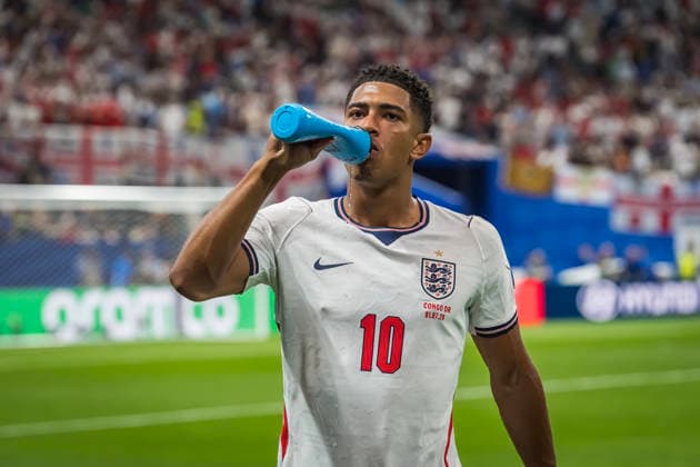 July 1, 2026, Atlanta, Georgia, USA: England midfielder Jude Bellingham (10) hydrates during the game against DR Congo for the World Cup: Round of 32 match at Atlanta Stadium in Atlanta, Georgia. England wins the game, 2:1 in regulation play. Atlanta USA - ZUMAa161 20260701_aaa_a161_605 Copyright: xWalterxArcex xGMGx