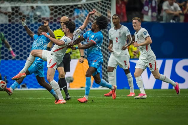 July 1, 2026, Atlanta, Georgia, USA: England midfielder Declan Rice (4) fights for the ball against DR Congo during their World Cup: Round of 32 match at Atlanta Stadium in Atlanta, Georgia. England wins the game, 2:1 in regulation play. Atlanta USA - ZUMAa161 20260701_aaa_a161_600 Copyright: xWalterxArcex xGMGx