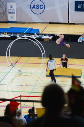 Wheel Gymnastics World Championships 2026 Rhönrad Weltmeisterschaft 2026 in der Sparkassen Arena Göttingen. Deutschland, Göttingen am 01. Juli 2026: Tag eins der Weltmeisterschaft in Rhönrad mit über 250 Athletinnen und Athleten aus 17 Nationen. Emma Gerlitz aus Deutschland beim Gym Wheel Senior All Around Semi-Finals Woman ( Frauen Halbfinal der Rhönrad turnen) in der Geradeturnen Disziplin (Straight-line). *** 2026 World Championships in Gymnastics on the Rhönrad at the Sparkassen Arena in Göttingen, Germany, Göttingen on July 1, 2026—Day one of the Rhönrad World Championships with over 250 athletes from 17 nations. Emma Gerlitz from Germany competes in the Gym Wheel Senior All-Around Semifinals—Women’s Rhönrad Gymnastics in the Straight line