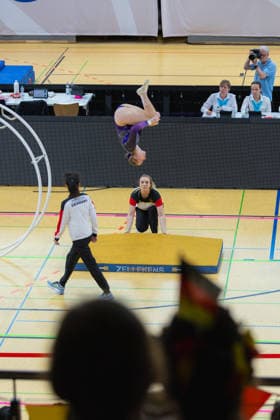 Wheel Gymnastics World Championships 2026 Rhönrad Weltmeisterschaft 2026 in der Sparkassen Arena Göttingen. Deutschland, Göttingen am 01. Juli 2026: Tag eins der Weltmeisterschaft in Rhönrad mit über 250 Athletinnen und Athleten aus 17 Nationen. Emma Gerlitz aus Deutschland beim Gym Wheel Senior All Around Semi-Finals Woman ( Frauen Halbfinal der Rhönrad turnen) in der Geradeturnen Disziplin (Straight-line). *** 2026 World Championships in Gymnastics on the Rhönrad at the Sparkassen Arena in Göttingen, Germany, Göttingen on July 1, 2026—Day one of the Rhönrad World Championships with over 250 athletes from 17 nations. Emma Gerlitz from Germany competes in the Gym Wheel Senior All-Around Semifinals—Women’s Rhönrad Gymnastics in the Straight line